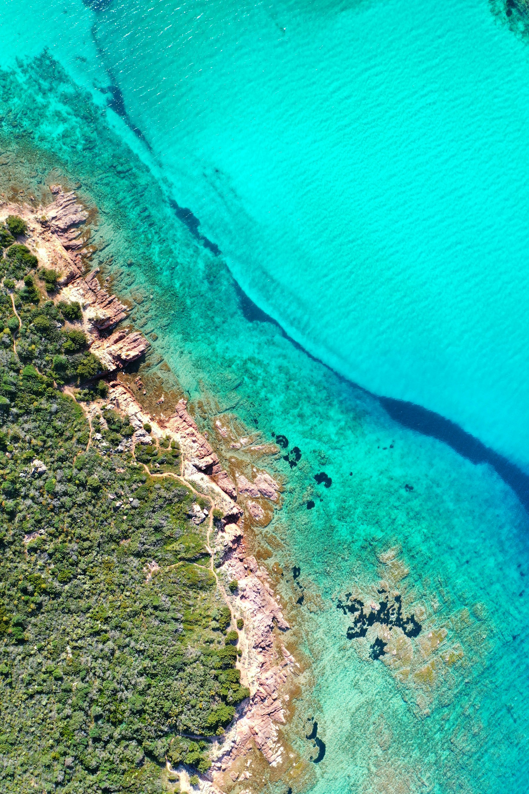 Costa de Cerdeña con aguas turquesas y vegetación mediterránea